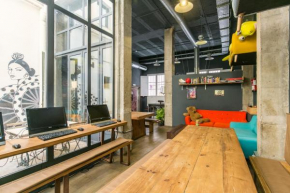  Black Swan Hostel Sevilla  Севилья